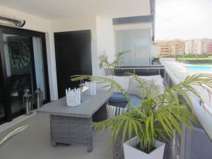 un patio con mesa y plantas en un balcón en Modern apartment close to centre of Denia Spain en Dénia