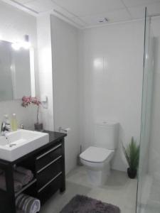 ห้องน้ำของ Modern apartment close to centre of Denia Spain