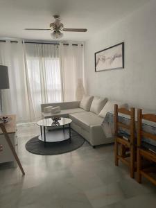 阿爾穆涅卡爾的住宿－Velilla Park 2 Playa，客厅配有沙发和桌子