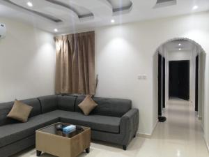 فخامة الارجوانة للأجنحة الفندقية في محافظة سكاكا: غرفة معيشة مع أريكة وطاولة