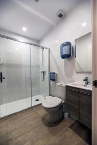 モンフォルテ・デ・レモスにあるAlbergue Santiago 15 Monforteのバスルーム(シャワー、トイレ、シンク付)