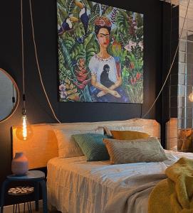 Un dormitorio con una cama con un cuadro en la pared. en Uroczy apartament Art Marina z widokiem na rzekę i bezpłatnym parkingiem, en Wroclaw