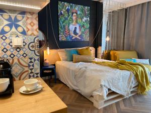 Un dormitorio con una cama con un cuadro en la pared. en Uroczy apartament Art Marina z widokiem na rzekę i bezpłatnym parkingiem, en Wroclaw