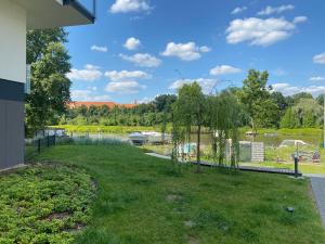 a view of a park with a river and trees at Uroczy apartament Art Marina z widokiem na rzekę i bezpłatnym parkingiem in Wrocław