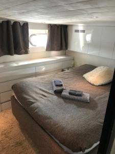 um quarto com uma cama com um espelho e uma janela em Nice VIP Cabin in a Luxurious Yacht em Estocolmo