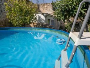 Casa Rural El Botánico内部或周边的泳池