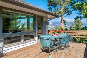 Nespecifikovaný výhled na hory nebo výhled na hory při pohledu z prázdninového domu