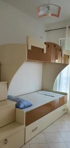 都拉斯GERI'S的客房设有带楼梯的双层床。