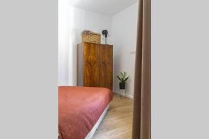 una camera con letto e armadio in legno di Apartament JK Toruń a Toruń