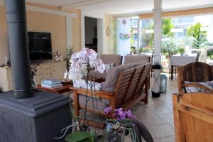 Una sala de estar con una estufa y un sofá. en Cundavilla Hotel & Suites, en Ayvalık