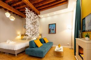 - une chambre avec un lit et un canapé bleu dans l'établissement Fraivolti apartment, à Venise