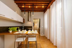 eine Küche mit einem Tisch und Stühlen im Zimmer in der Unterkunft Fraivolti apartment in Venedig