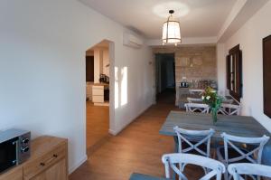 cocina y sala de estar con mesa y sillas en A Dársena do Francés, en Redondela