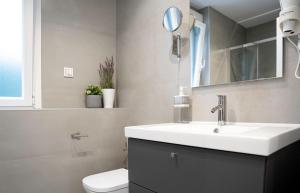 A bathroom at Zamora Suites Central Még 37 kép