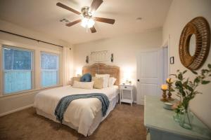 um quarto com uma cama e um ventilador de teto em NEW-Ethel Rose Cottage-5 min to Magnolia Silos em Waco