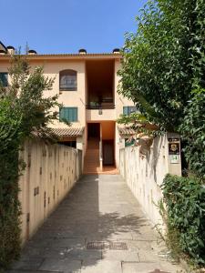 un bâtiment avec une passerelle devant lui dans l'établissement Aroeira - Sea & Golf Apartment, à Aroeira