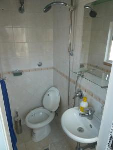 łazienka z toaletą i umywalką w obiekcie B & B da Maria w mieście Ancona