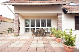 EttendorfSpacieux Appartement 3 CHBR,,Terrasse,Adapté Bébé的房子里有桌子和椅子的露台