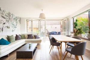 EttendorfSpacieux Appartement 3 CHBR,,Terrasse,Adapté Bébé的客厅里有一张沙发和一张桌子。