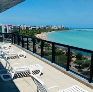 Foto da galeria de Beira Mar Pajuçara com Varanda 203 - frente piscinas naturais e feira artesanato em Maceió