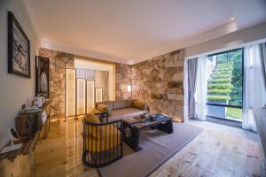 Zhangjiajie Rock language art hotel-Free pick up service的休息区