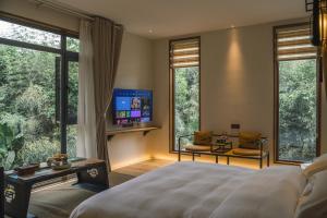 Zhangjiajie Rock language art hotel-Free pick up service的电视和/或娱乐中心