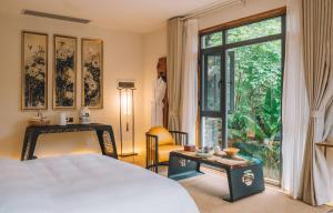 Zhangjiajie Rock language art hotel-Free pick up service客房内的一张或多张床位