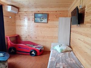 ゴルビツカヤにあるSeaside Vacation Homeのログキャビン内のおもちゃ車付きの部屋