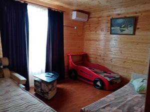 ゴルビツカヤにあるSeaside Vacation Homeのベッドルーム1室(部屋の隅に玩具車付)