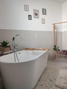 Cette chambre comprend une baignoire blanche. dans l'établissement Villa Štorija, à Split