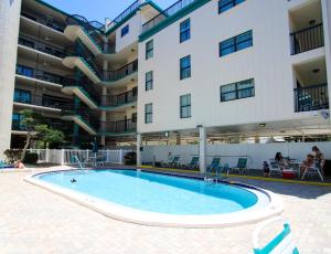 ein Schwimmbad vor einem Gebäude in der Unterkunft All Seasons Vacation Resort by Libertè in St Pete Beach