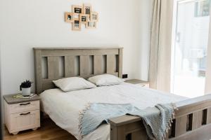 una camera con un grande letto con testiera in legno di Peaceful Palace a Silla
