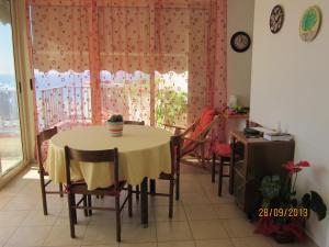 Ein Restaurant oder anderes Speiselokal in der Unterkunft Attico Con Vista Panoramica Sul Mare 