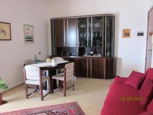 ein Wohnzimmer mit einem Tisch und einem Sofa in der Unterkunft Attico Con Vista Panoramica Sul Mare in Sciacca
