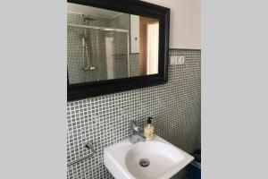 a bathroom with a sink and a mirror at Apartamento primera línea de playa in Finisterre