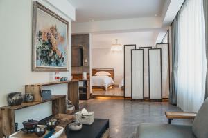 张家界Zhangjiajie Rock language art hotel-Free pick up service的带床和沙发的客厅