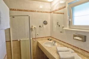 Koupelna v ubytování Auberge du Vieux Cedre, Enghien-Belgique + 37 fotografií