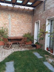 d'une terrasse avec une table en bois et 2 chaises. dans l'établissement La Giuggiola, à Padoue
