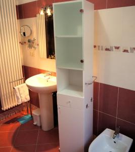 a bathroom with a sink and a toilet at Apartment Obici in Spilamberto