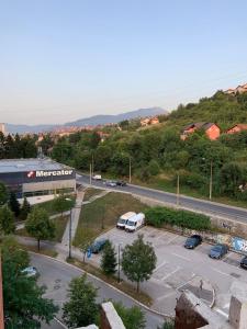 una vista aerea di un parcheggio con auto di Opremljen stan na Alipašin Polju a Sarajevo