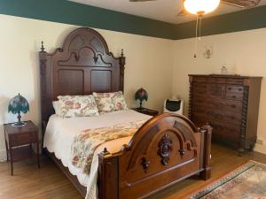 En eller flere senger på et rom på Mount Shasta Ranch Bed and Breakfast