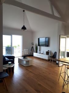 Televisyen dan/atau pusat hiburan di Maison et grande terrasse face mer