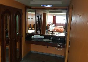 łazienka z umywalką i dużym lustrem w obiekcie Hotel Escala Siglo XXI w mieście Meksyk