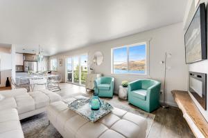 ein Wohnzimmer mit einem weißen Sofa und blauen Stühlen in der Unterkunft Heavenly View in Lakeside