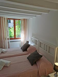 two beds in a bedroom with a window at San Marco Square WI-FI fibra in the fashion district 493 in Venice