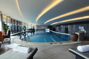 Bazén v ubytování Tangla Hotel Tianjin nebo v jeho okolí