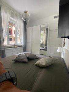 una camera da letto con un grande letto con due cuscini di Bilocale di prestigio: Milano Centro a Milano