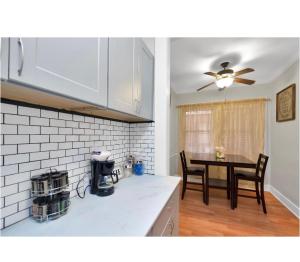 A kitchen or kitchenette at Cozy Downtown Studio by Toyota Center