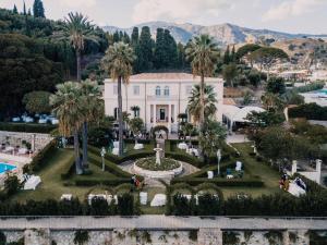 una vista aerea di un palazzo con palme di Villa Pulejo a Messina