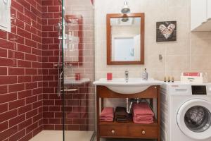 Un baño con lavabo y lavadora. en Casa Wind, en Costa Calma